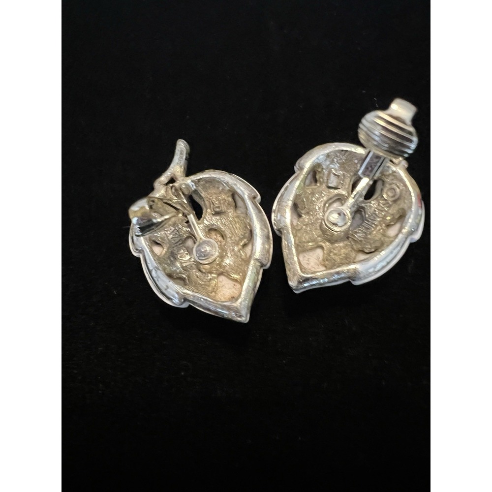 Vintage 1970s Sarah Coventry White Enamel Leaf Clip On Earrings Gold Tone 1.75" - Picture 3 of 4